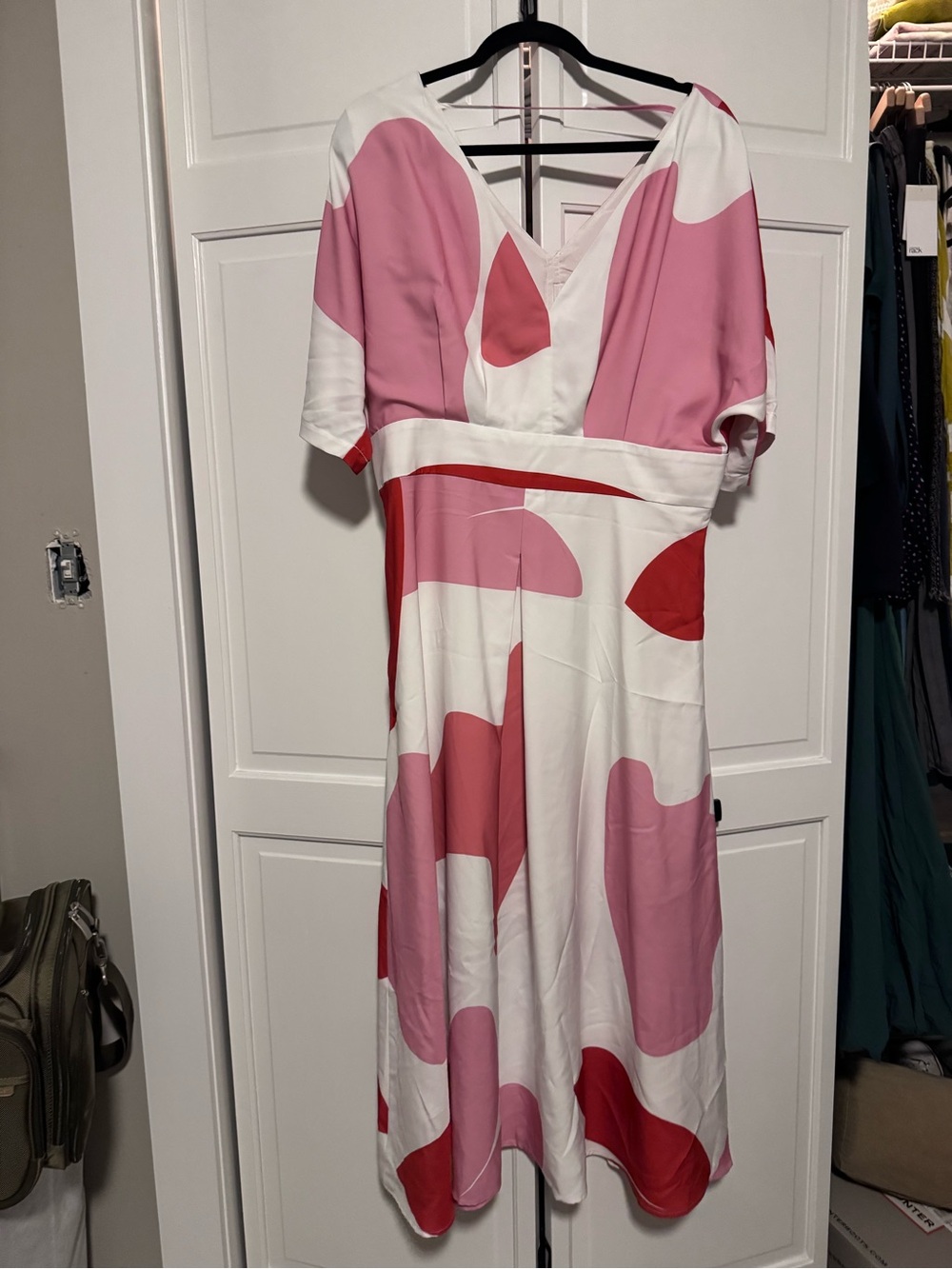 Women’s Pink & White Print V-Neck Midi Dress
